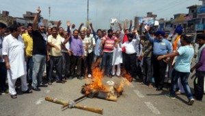 People torching effigy of Pak PM at Vijaypur on Tuesday.