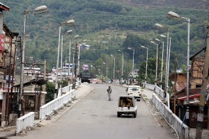 Strict curfew being imposed in Baramulla on Friday. —Excelsior/Aabid Nabi