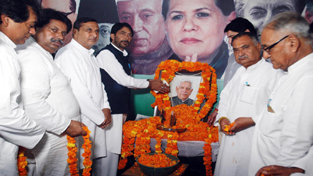 Senior Cong leaders paying tributes to Late Janak Raj Gupta ( Ex-MP) during a function in Jammu on Tuesday.