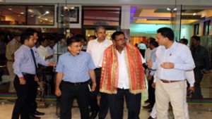 MoS Railways listening to Katra Hotels & Restaurants Association president Rakesh Wazir.