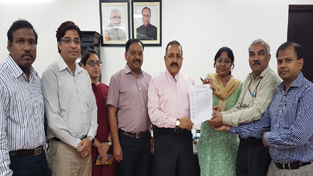 Union Minister Dr Jitendra Singh receiving memorandum from a delegation of Central Government Dental Doctors' Association led by its President Dr. H. P. Singh, at New Delhi on Tuesday.