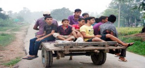 Youth migrating to a safer area from RS Pura border on Thursday night. —Excelsior/Rakesh