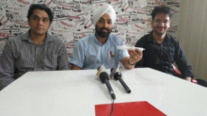 Dr J P Singh from Dr KD’s Eye Hospital along with Nitin Choudhary, Manager, Hoya Company, and Naman Chopra, introducing Vivinex Lens at Jammu.