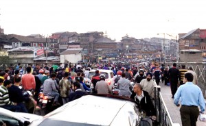 People throng into market at Lal Chowk in Srinagar on Saturday during  relaxation period in strike call given by separatists. (UNI)