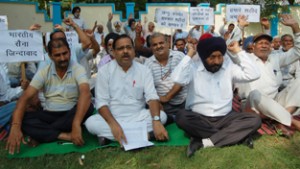 Senior Congress leader Manjit Singh leading a protest of martyrs families and relatives at Vijaypur on Friday. -Excelsior/ Gautam