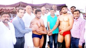 Former Minister Sham Lal Sharma and others inaugurating Ban-Malapur Dangal.