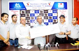 Office bearers of Alcobrew Distilleries Pvt Ltd, New Delhi presenting Rs 5 lakh cheque to KMECT officials. -Excelsior/Rakesh