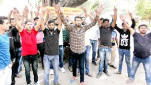 Mechanical workers of GMCH and associated hospitals during a protest at Jammu on Saturday. -Excelsior/Rakesh