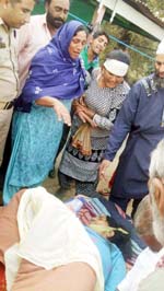 Women wail over the body of shelling victim in Mendhar sector on Monday.