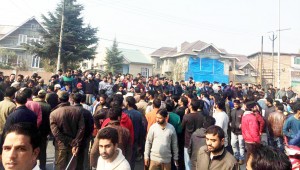 People assembled outside the residence of Hurriyat chairman Syed Ali Shah Geelani during his meeting with State stakeholders for current situation in Kashmir valley on Tuesday. (UNI)