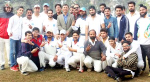 Teams posing along with chief guest and other dignitaries.
