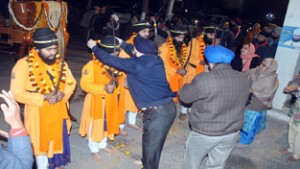 Nagar Kirtan from Rajouri to Jammu being received at Talli Sahib Gurudwara Talab Tillo in Jammu.