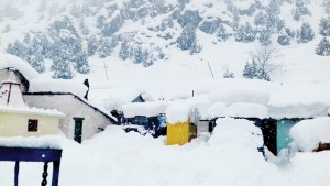 Beacon camp under snow at Gagangeer near avalanche site in Sonamarg area of Ganderbal district on Wednesday.—Excelsior/Shakeel