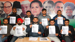 PYC chief Pranav Shagotra and others displaying questions of Rahul Gandhi to PM during press conference in Jammu. 