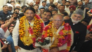 PDP rebel leader Tariq Hamid Karra flanked by PCC chief GA Mir being given grand reception at party office at Jammu on Monday. —Excelsior/Rakesh