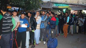 Huge rush of Kashmir bound passengers in long queues for getting aircraft ticket witnessed at Jammu Bus Stnad on Monday. -Excelsior/Rakesh