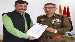 Team Jammu chairman Zorawar Singh submitting memorandum to DGP Dr S P Vaid.