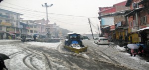 Bhaderwah town witnesses fresh snowfall on Friday.  —Excelsior/Tilak Raj 