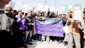 Pashmina weavers staging protest in Srinagar on Monday —Excelsior/Shakeel