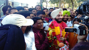 Colors Channel icon Vikramjeet Singh being accorded rousing reception at Kathua Railway Station on Monday.