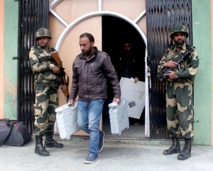 Polling staff taking EVMs to polling stations in Srinagar on Saturday. -Excelsior/Shakeel