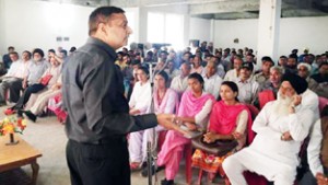Senior Congress leader Sham Lal addressing workers meeting at Akhnoor on Saturday.
