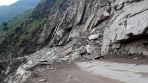 Fresh landslide hit Kuligad area near Drabshalla on Batote-Kishtwar Highway. —Excelsior/Tilak Raj