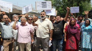 Kashmiri Pandits protesting in front of Press Club Jammu on Thursday. —Excelsior/Rakesh