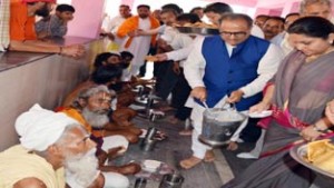 Deputy Chief Minister Dr Nirmal Singh and MoS for Education Priya Sethi serving langar to pilgrims at Jammu.