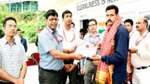 Ajeet Kumar Sahu, CEO Shrine Board, felicitating employees during interaction at Sanjichhat.
