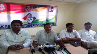 Senior PCC leader Sham Lal  flanked  by Raman Bhalla, Ravinder Sharma and others addressing press conference in Jammu. — Excelsior/ Rakesh