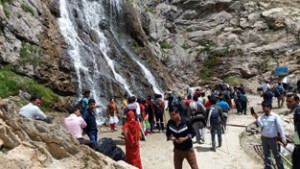 Amarnath yatris on way from Poshpatri to holy cave on Friday.— Excelsior/Sajad Dar