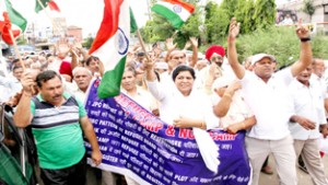 PoJK displaced persons taking out protest rally from Press Club in Jammu on Thursday.   -Excelsior/Rakesh 