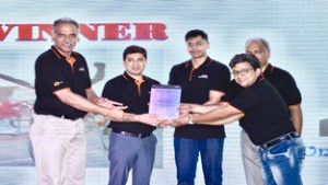 MD of Unique Enterprises, Sunil Sharma, receiving best ‘Amaron Quanta Sales Growth’ award from officials of Amara Raja Company.