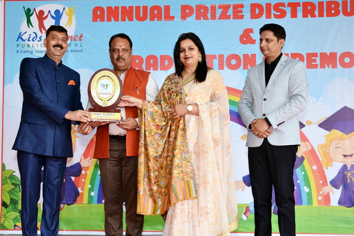 Report on award ceremony in school image