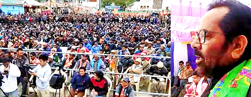 Union Minister, Mukhtar Abass Naqvi addressing a mammoth election rally at Kargil on Wednesday.  —Excelsior/Basharat Ladakhi 
