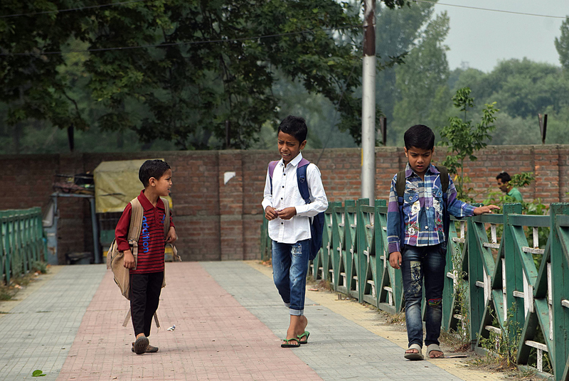 Few children head towards school in Srinagar on Friday. -Excelsior/Shakeel