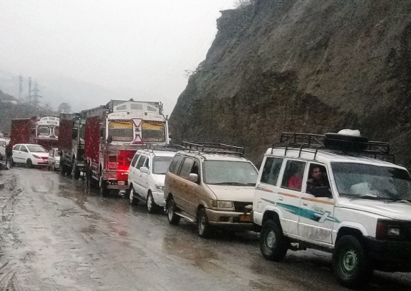 Vehicles stranded between Nashri and Jawahar Tunnel due to closure of Jammu-Srinagar National Highway on Thursday.  —Excelsior/Parvaiz Mir 