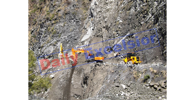 Highway clearance work in progress at Battery Chasha in Ramban area on Saturday. —Excelsior/Parvaiz Mir