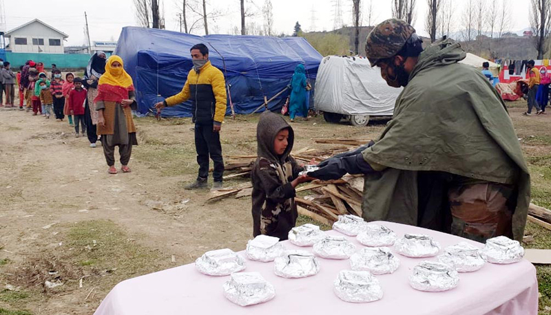 Army serving cooked food among children and labourers.  —Excelsior/Aabid Nabi