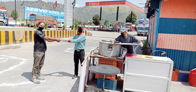 Management of M/s Tawi Auto Fuels, Jhajjar Kotli providing free meals.