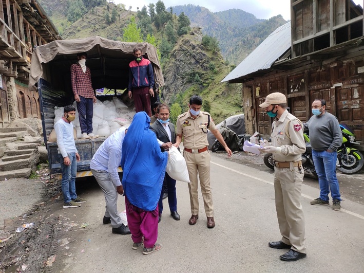 Poonch Police distributing ration kits and other items among needy people.