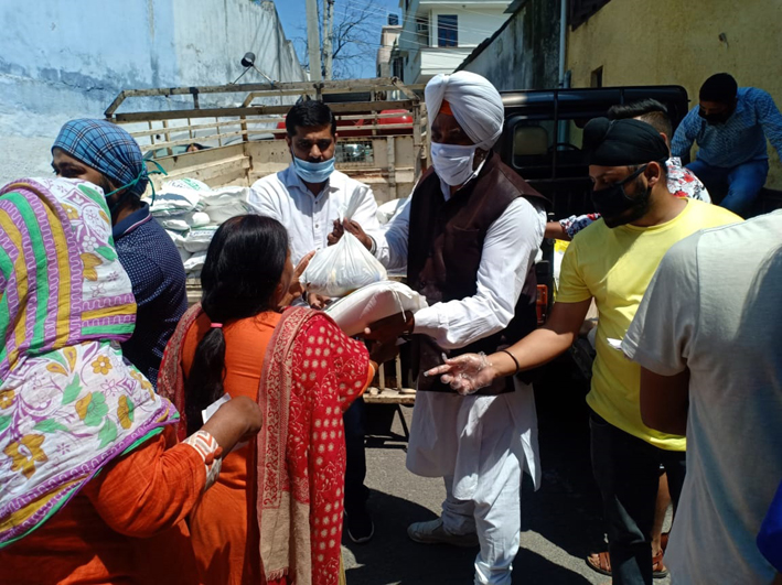 Senior Congress leader SS Shingari and others providing ration to needy people in Bakshi Nagar area of Jammu.