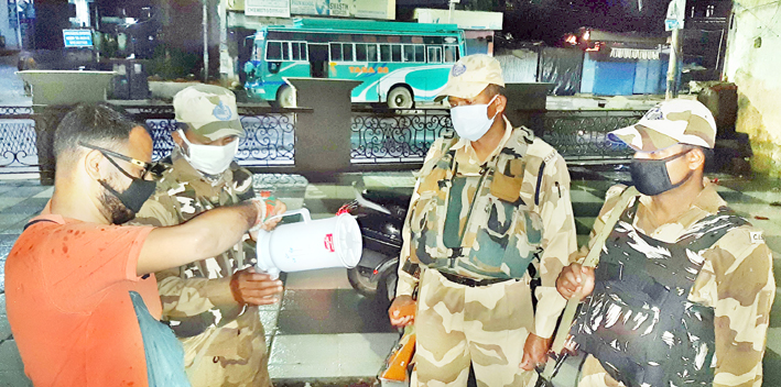 Photojournalist Raman Raina serving tea to security personnel at Jammu.