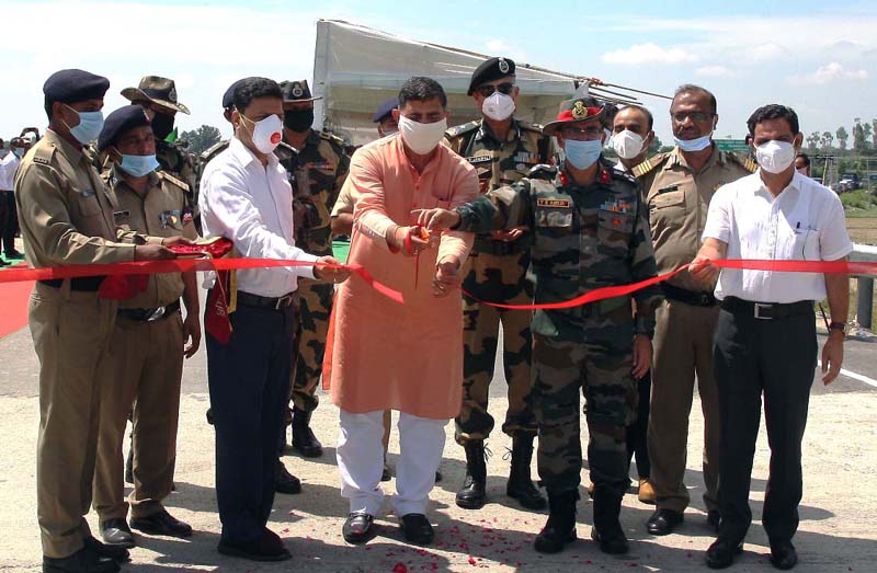 BJP MP Jugal Kishore Sharma inaugurating Tarnah bridge in Hiranagar border belt on Thursday.-Excelsior/Pardeep