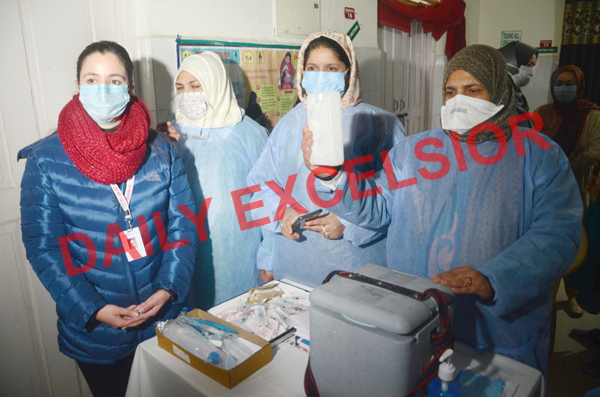 Dry run of COVID-19 vaccination being conducted at PHC Nishat in Srinagar on Saturday.— Excelsior/Shakeel