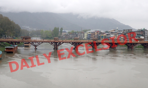 View of Zero Bridge over river Jhelum whose water level has gone up due to continuous rains in Srinagar. —Excelsior/Shakeel
