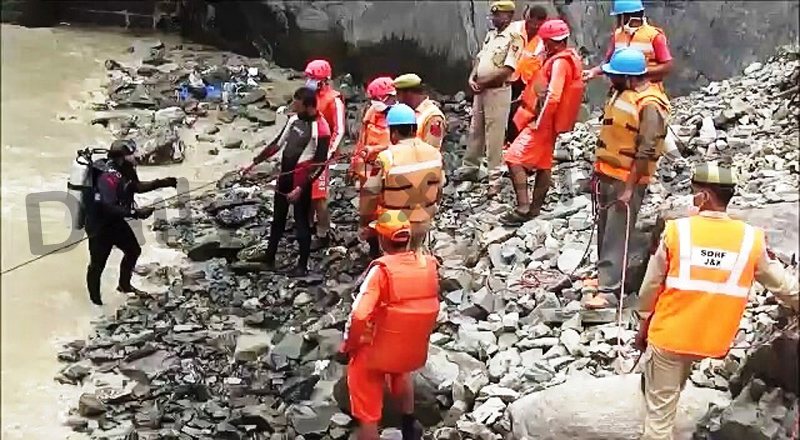 NDRF team continues search operation in river Chenab to  trace four family members including RPF Sub Inspector in Ramban.— Excelsior/Parvaz Mir