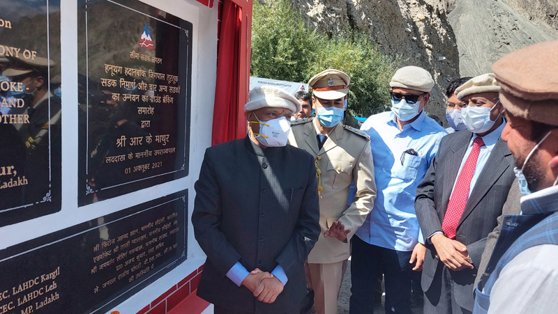 Lieutenant Governor Ladakh R K Mathur and Defence Secretary Dr Ajay Kumar laying foundation for border roads at Turtuk on Friday.          —Excelsior/Morup Stanzin