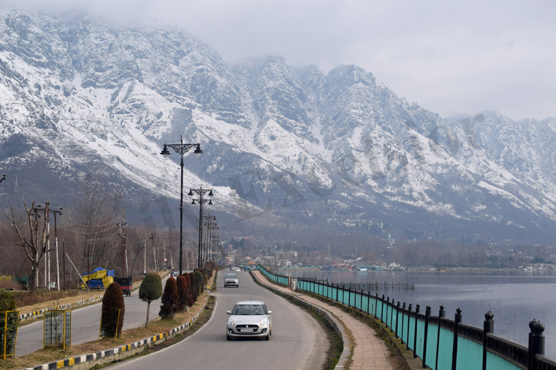 A view of Foreshore road with snow-topped mountains in the backdrop, in Srinagar.— Excelsior/Shakeel